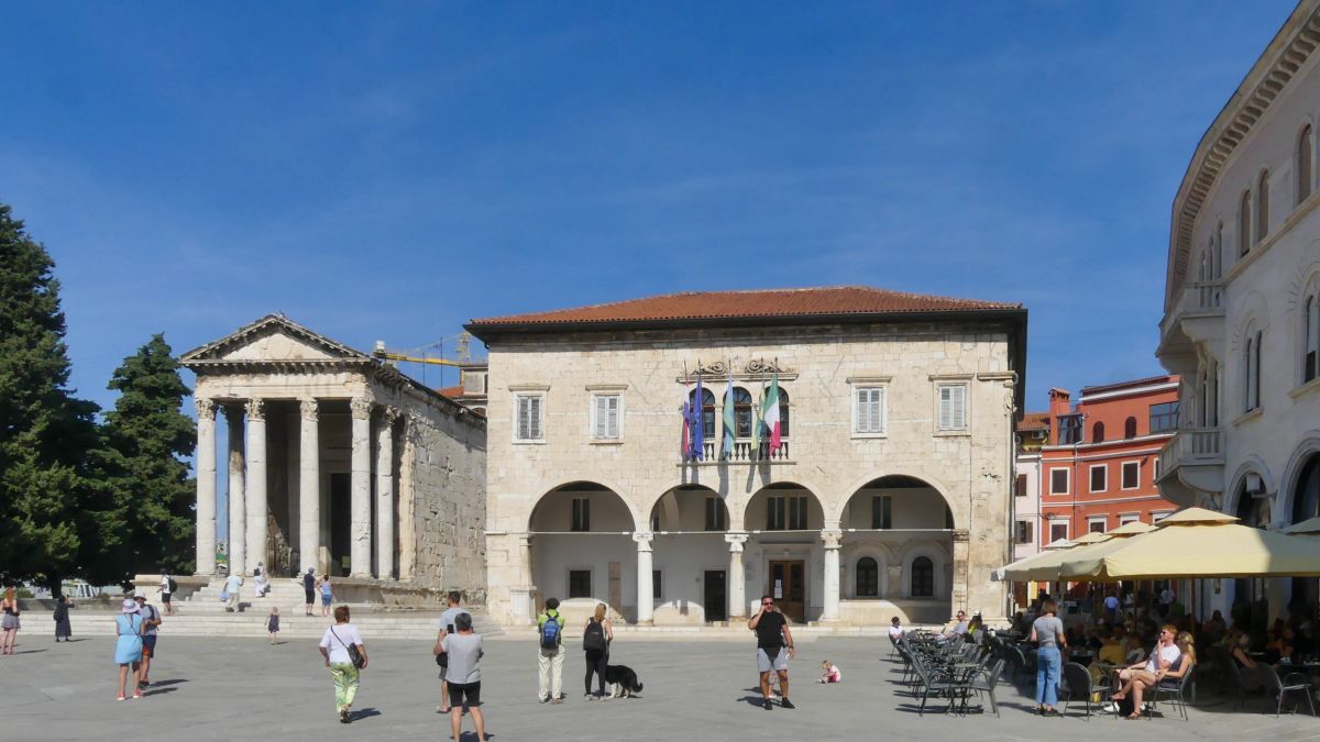 Römischer Tempel und Renaissance-Rathaus am Forum in Pula.