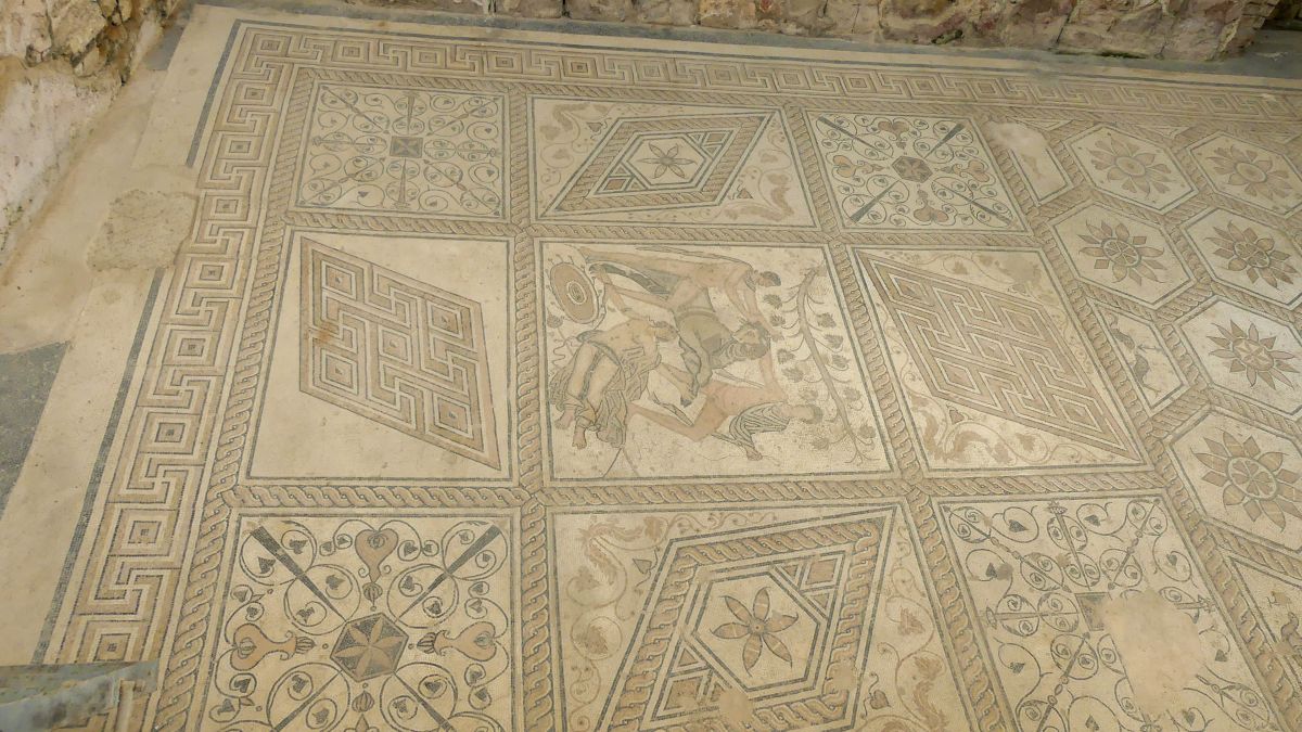Mosaikfußboden mit szenischer Darstellung.