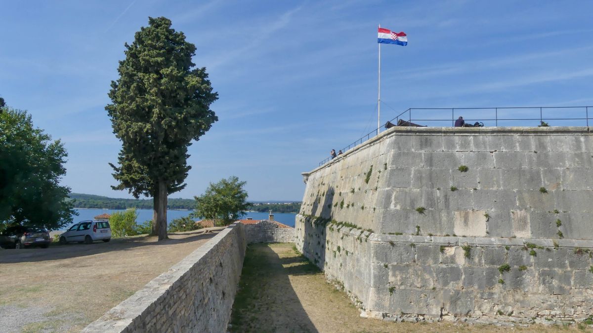 Bastion und Festungsgraben des Kastells von Pula.