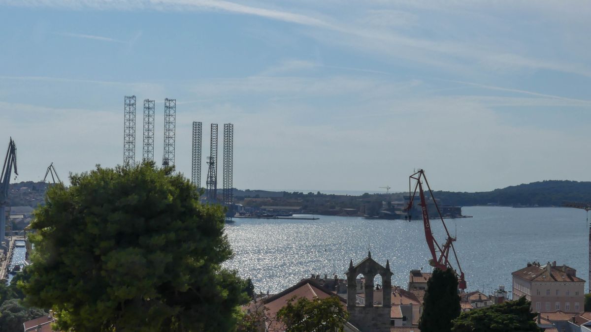 Blick auf den Hafen mit gigantischen Kränen.