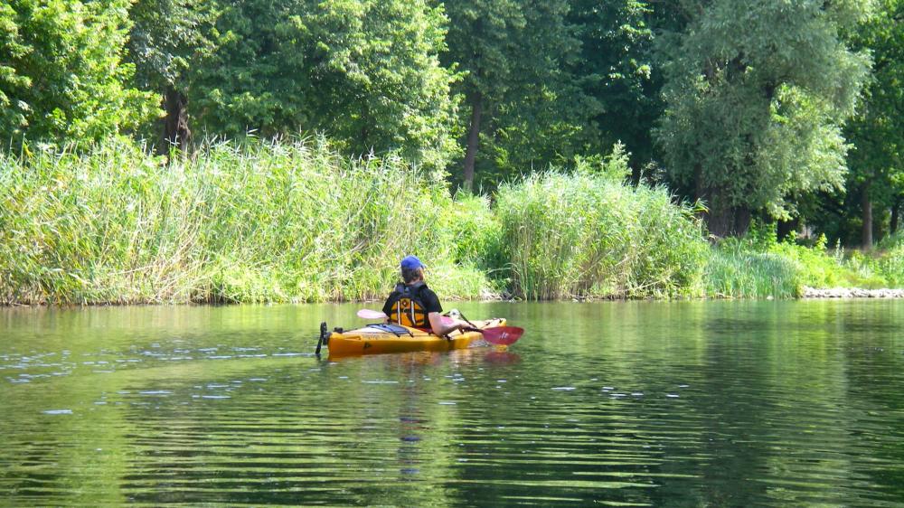 Paddler auf grünem Kanal auf der Havel.