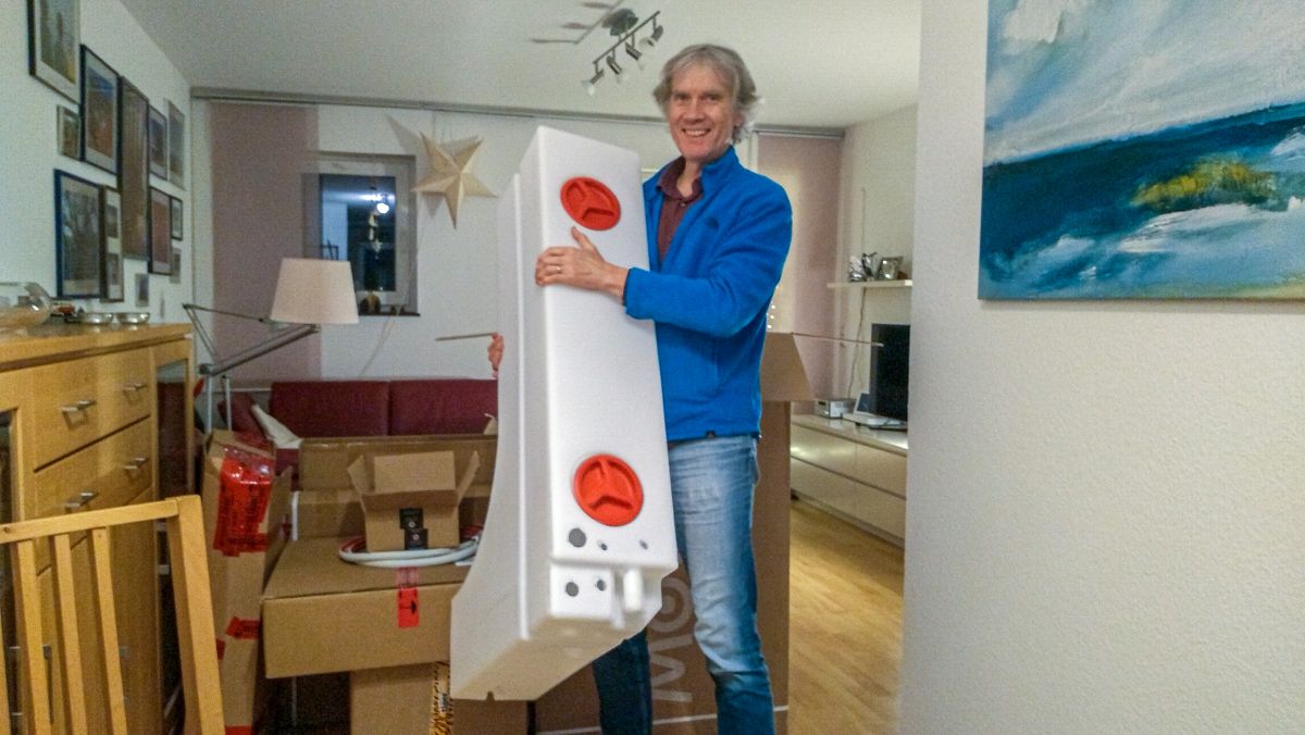 Marcus trägt den Wassertank.