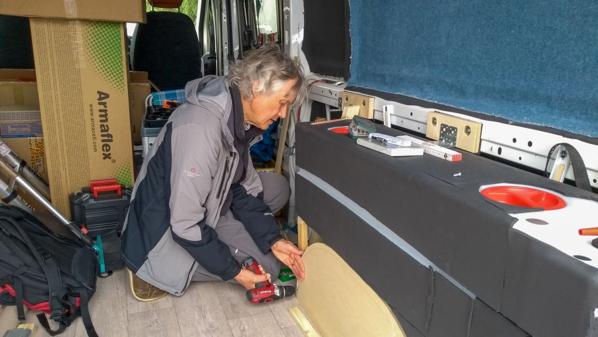 Marcus schraubt an der Befestigung für den Wassertank.