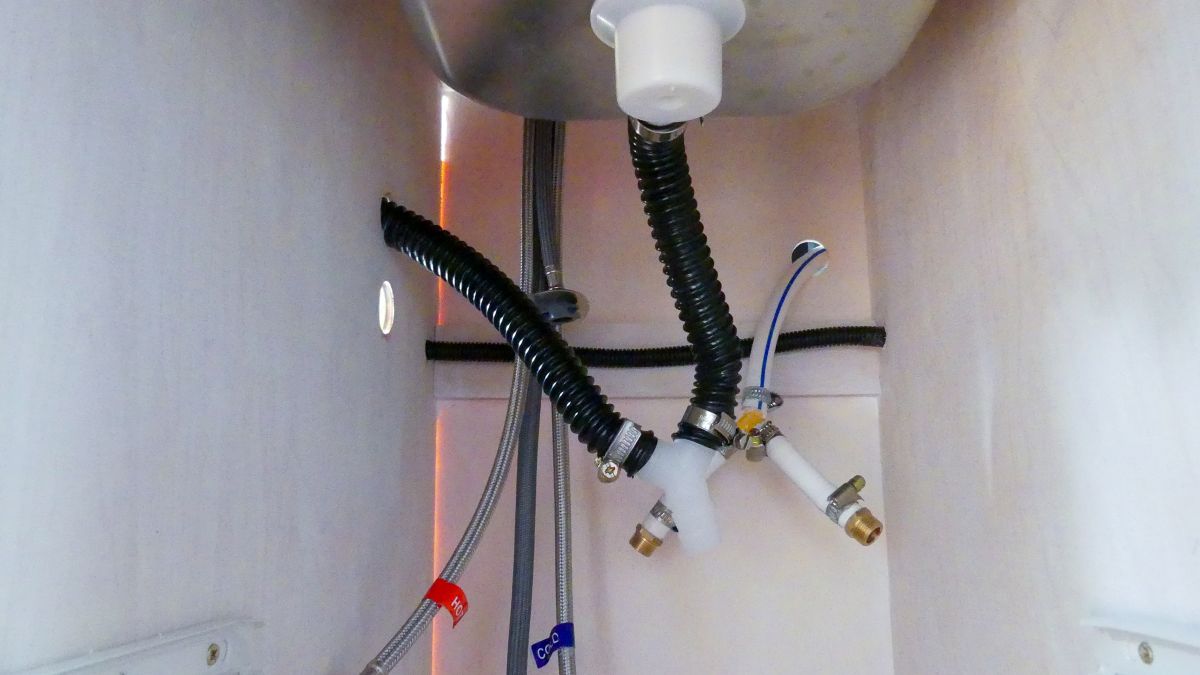Wasserleitungen unter dem Spülbecken.
