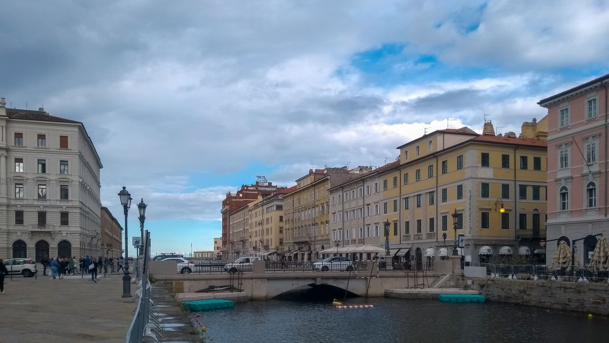 Canal Grande mit niedriger Brücke.