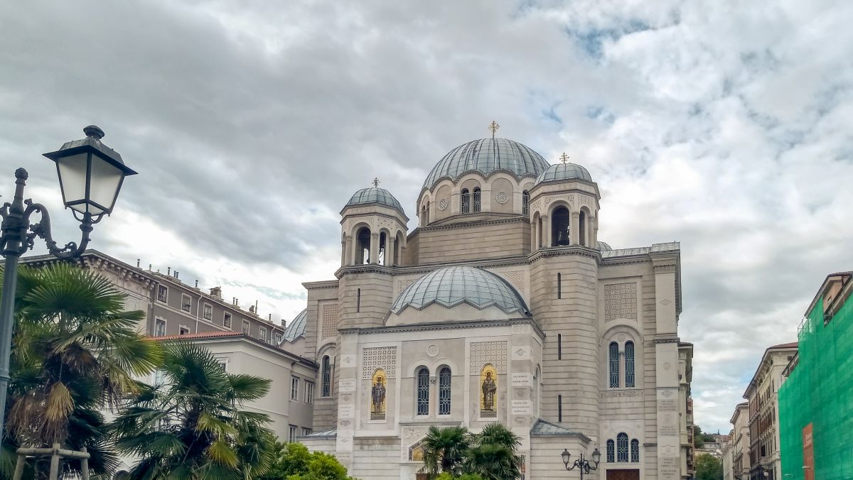 Orthodoxe Kirche mit Kuppeln.