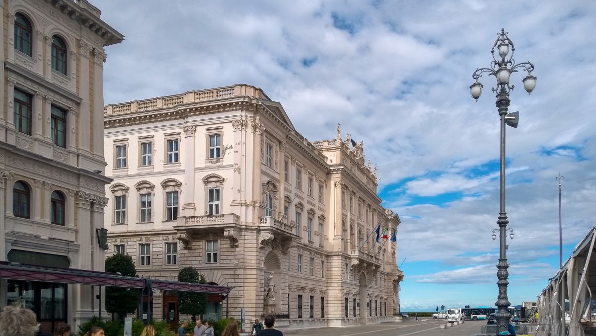 Prächtiger Palazzo an der Piazza dell'Unità d'Italia.