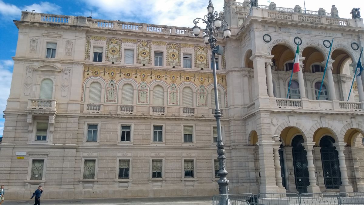 Fassade mit goldenem Mosaik des Palazzo del Gobierno.