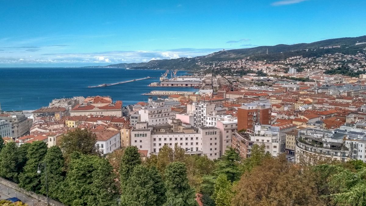 Ausblick über die Dächer von Triest und den Hafen.