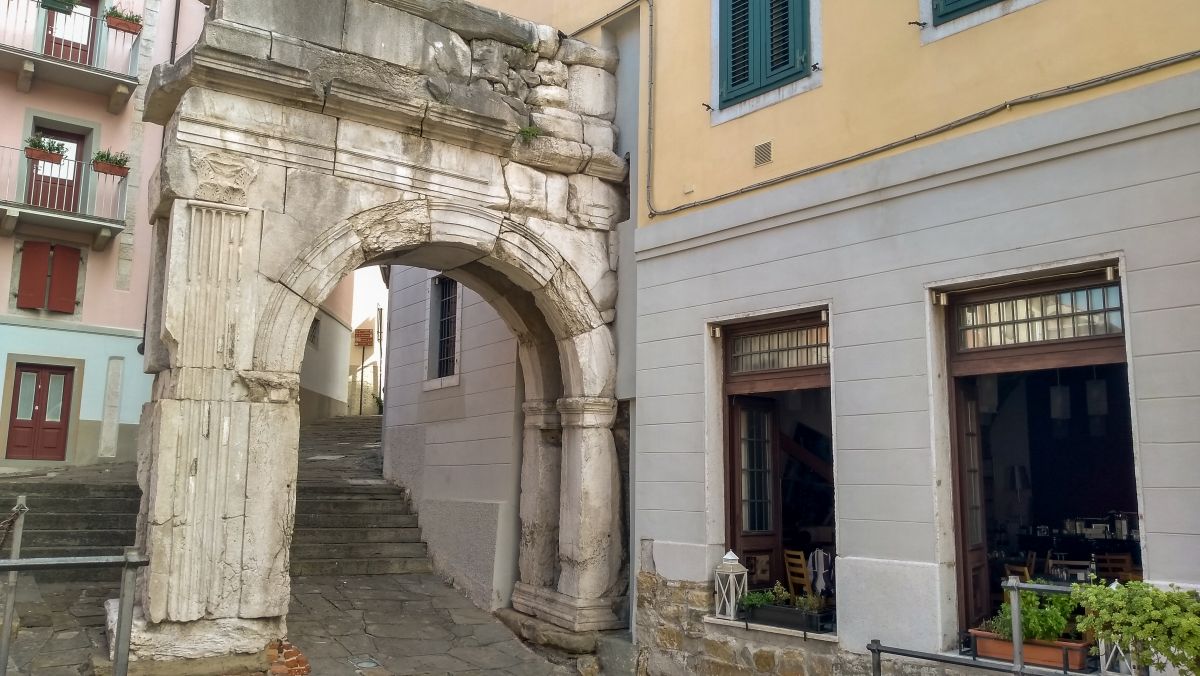 Römischer Bogen an einem Haus in der Altstadt von Triest.