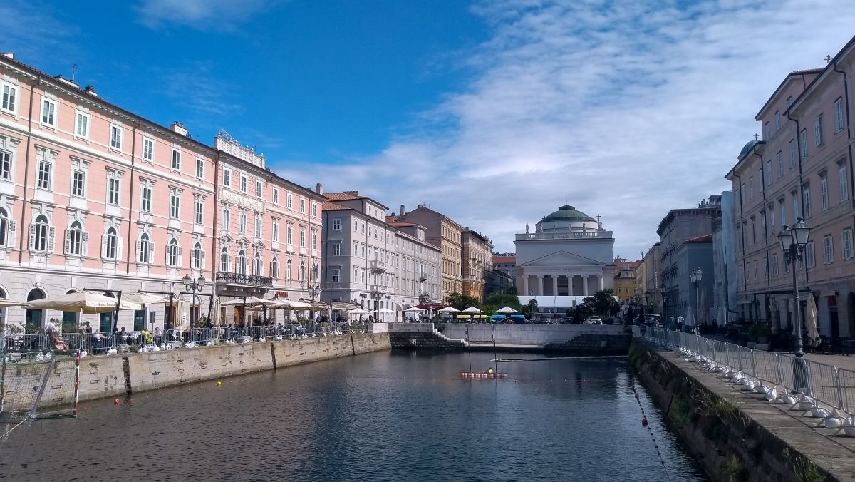 Blick über den Canal Grande zur Kirche am Ende des Kanals.