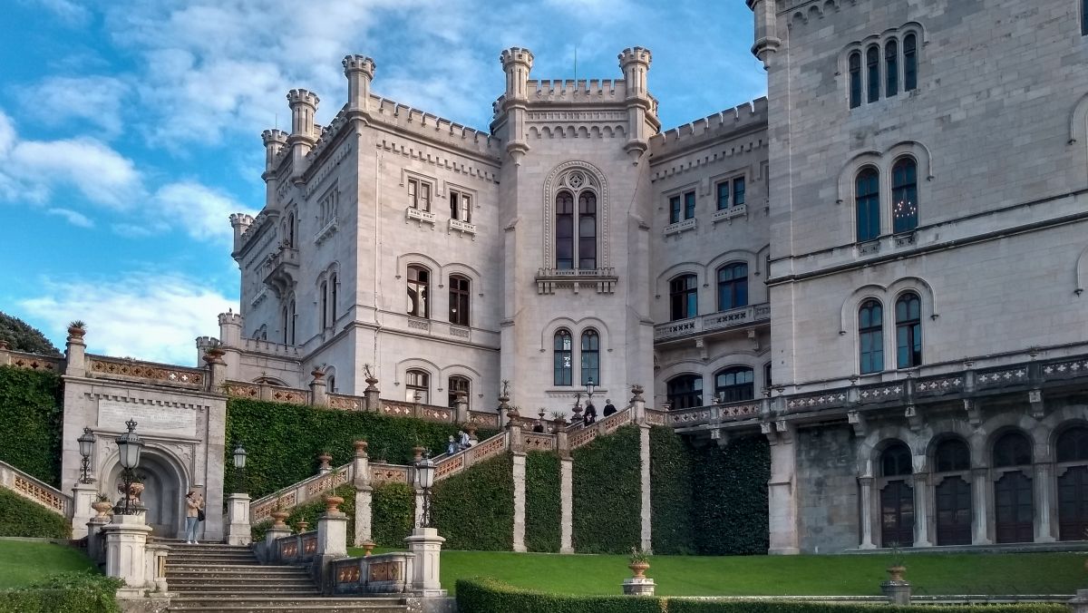 Weiße Fassade von Schloss Miramar.