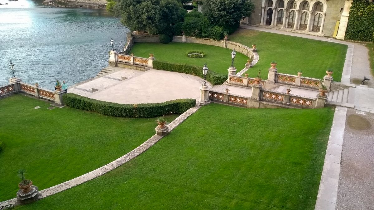 Grüne Rasenfläche und breite Treppen im Park Miramar.