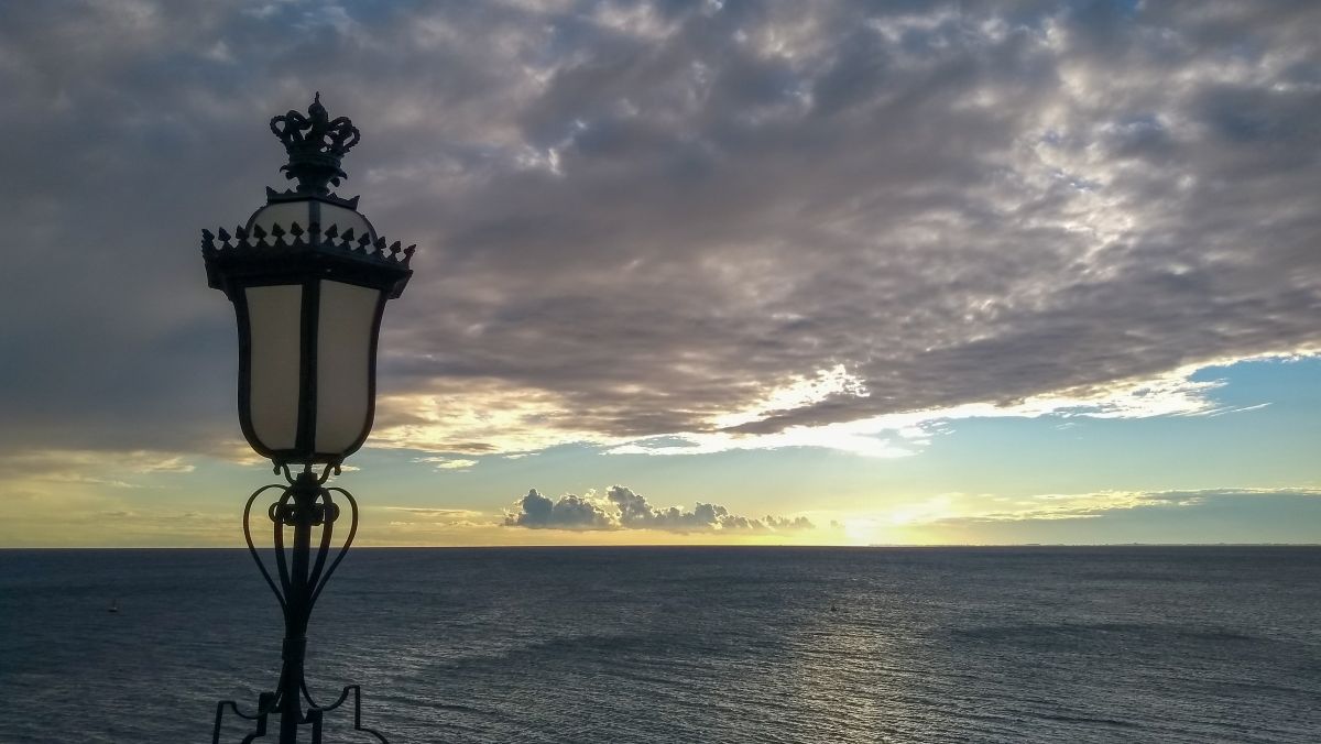 Große Laterne auf der Schlossterrasse vor dem Sonnenuntergang am Meer.