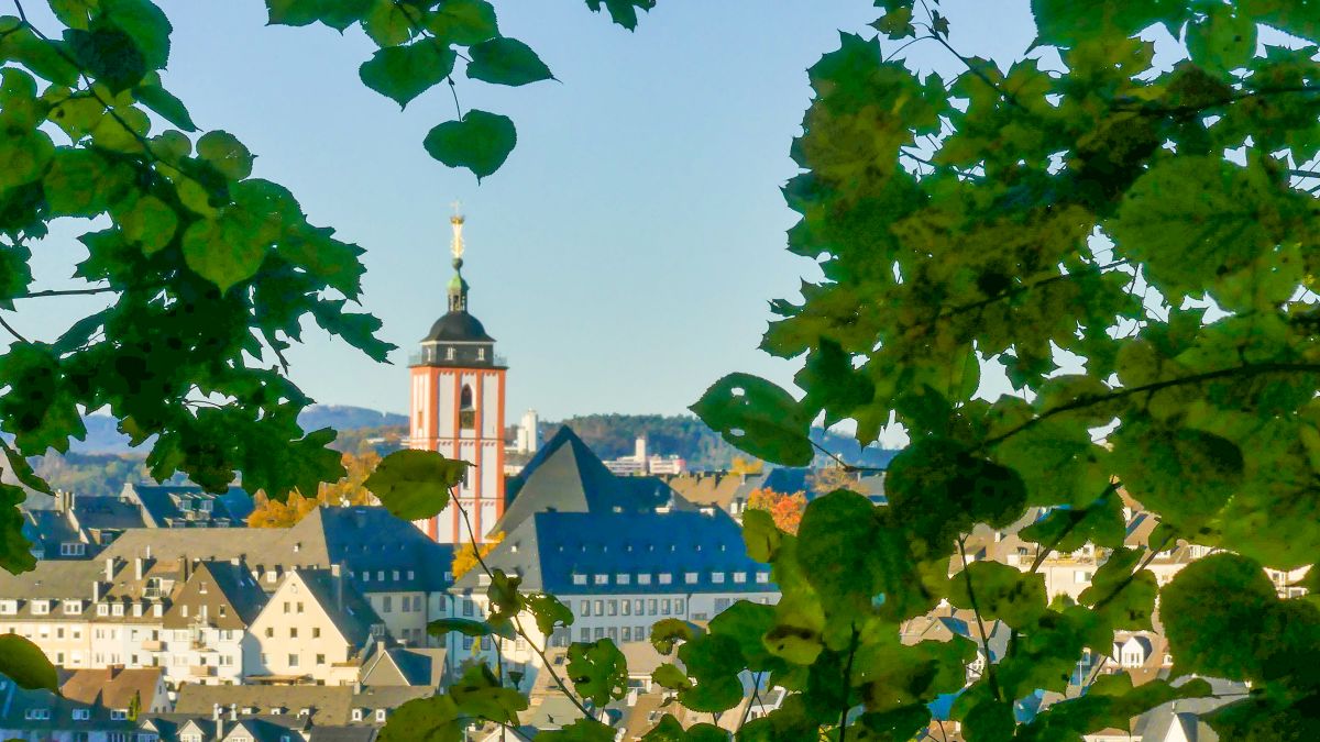 Blick auf die Altstadt von Siegen mit Nikolaikirche und Krönchen.