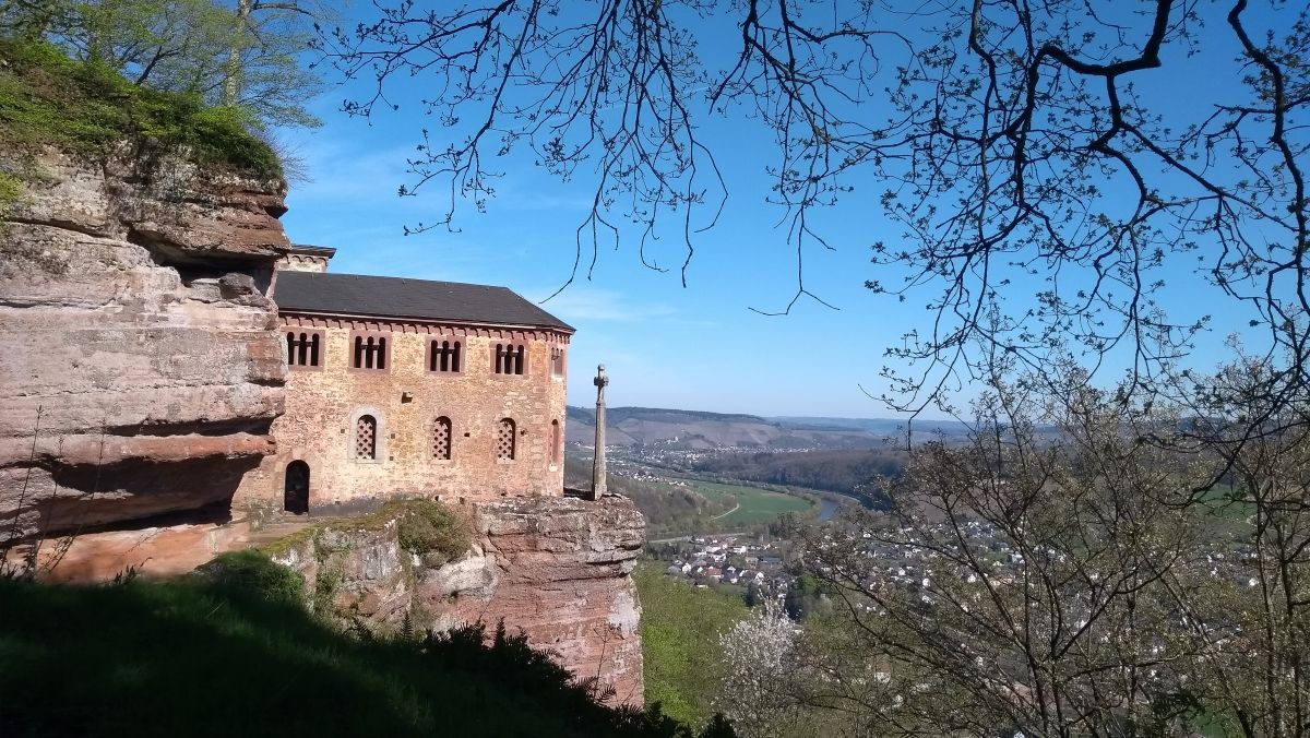 Grabkapelle der Klause auf einem Felsen über der Saar.