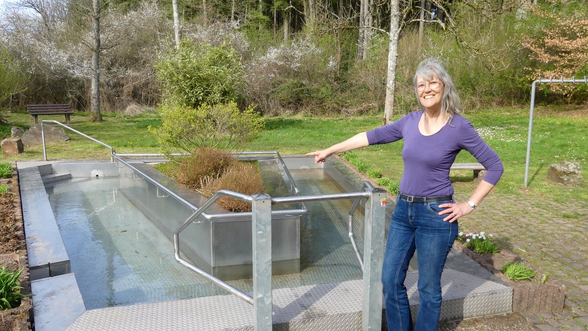 Gina zeigt auf die Kneipp-Anlage bei Losheim.
