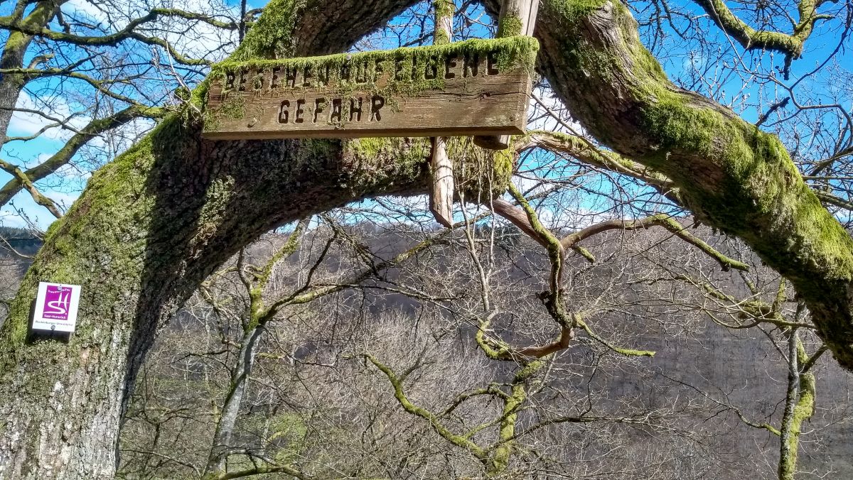 Warnschild an der Treppe.