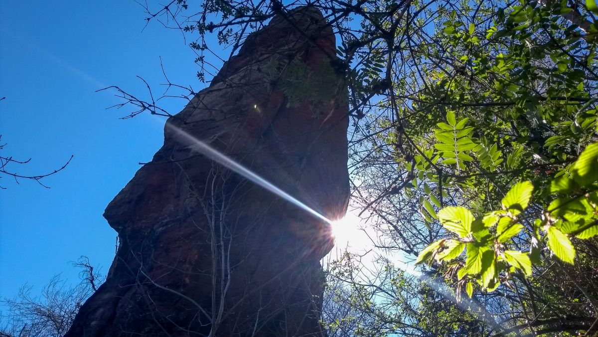 Hoher Felsturm im Gegenlicht.