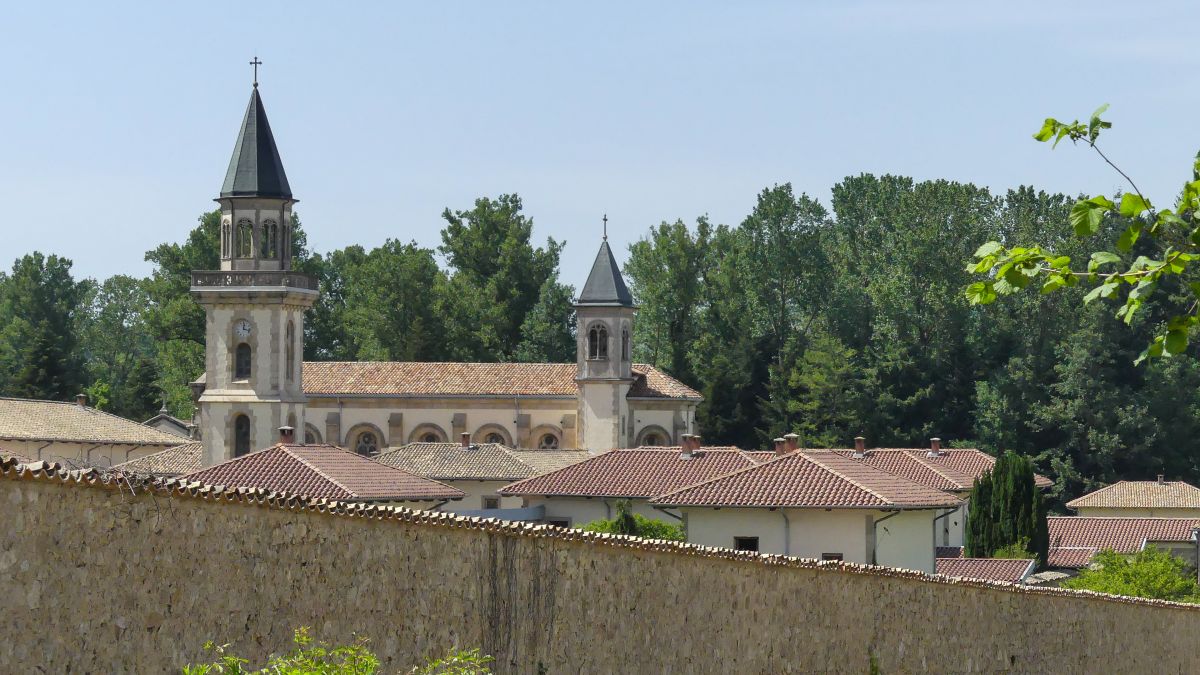 Neoromanische Kirche hinter der Klostermauer.