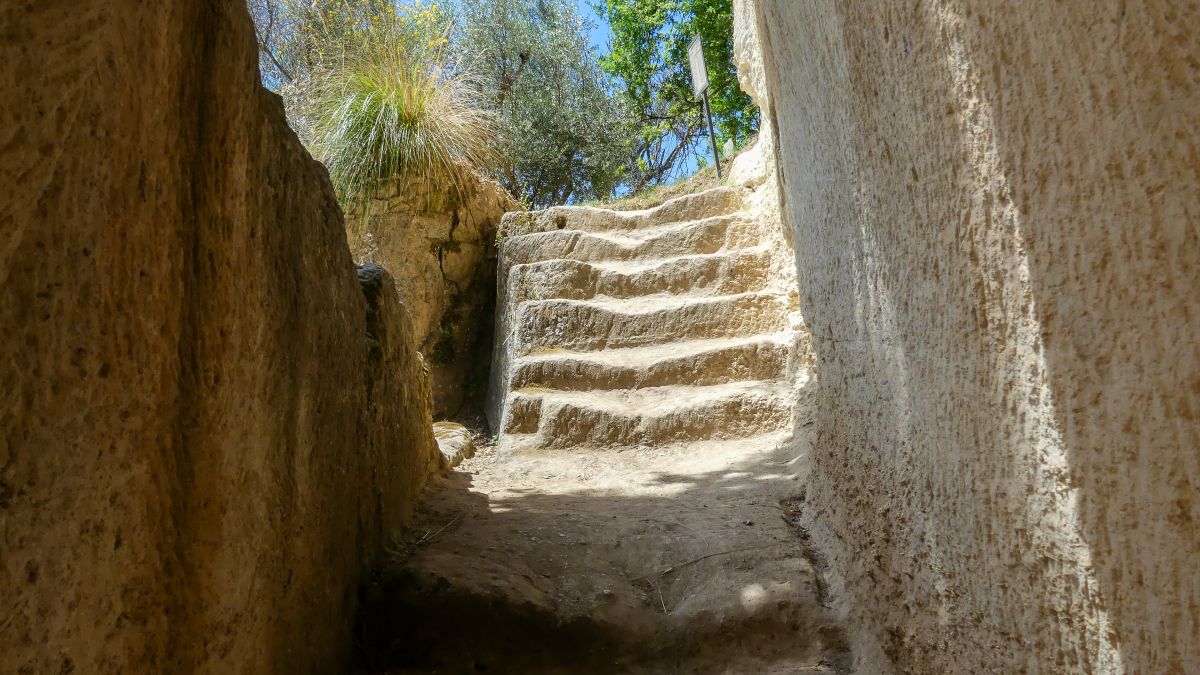 In den Fels geschlagene Treppe in den Grotten von Zungri.
