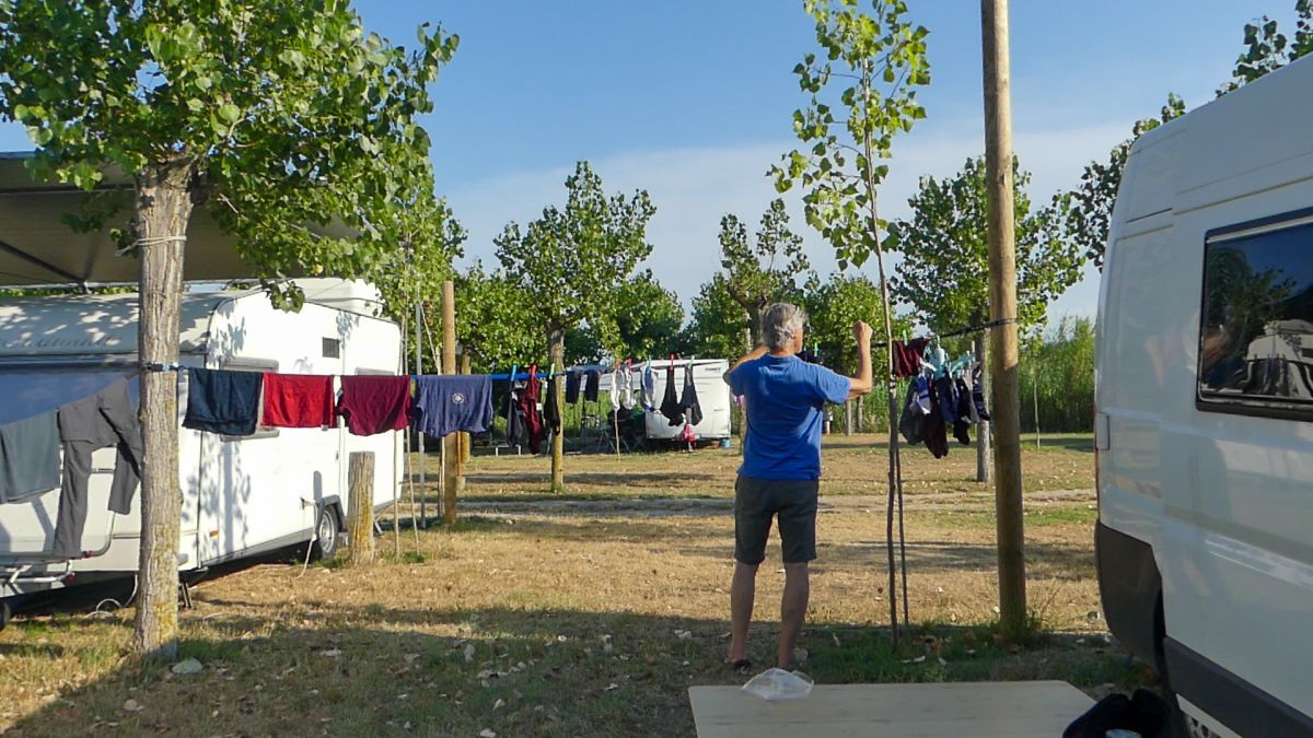 Marcus hängt Wäsche auf auf dem Campingplatz.