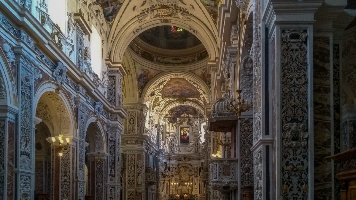 Reich geschmücktes Innneres einer barocken Kirche.