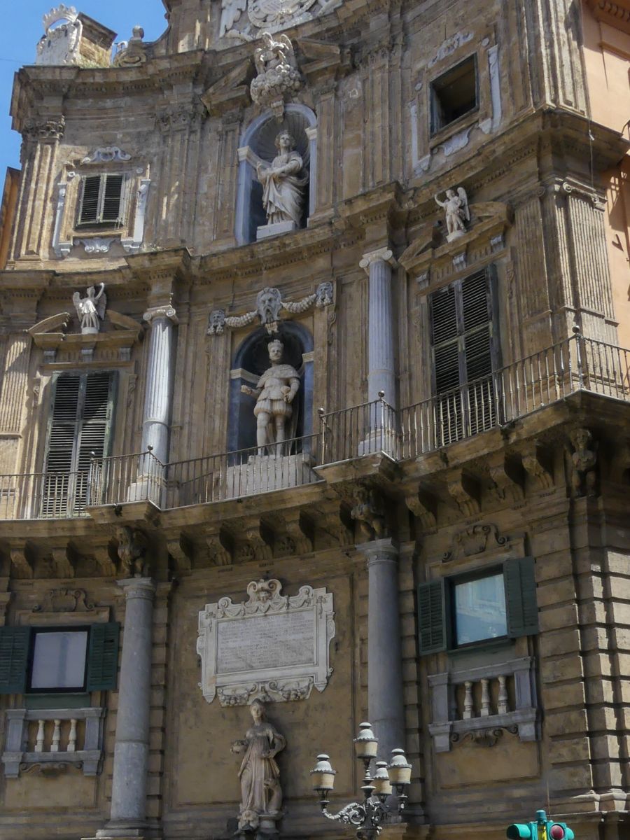 Gebogene Barockfassade mit Skulpturen.