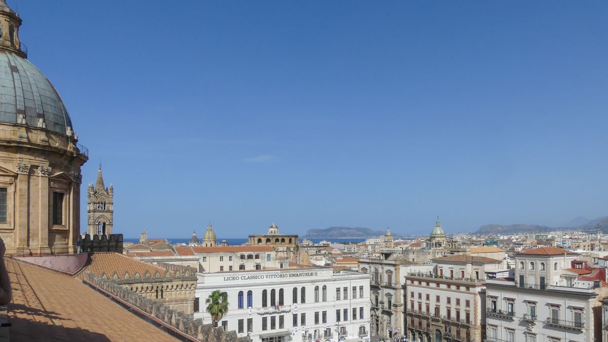 Blick vom Dach der Kathedrale über die Altstadt bis zum Meer.