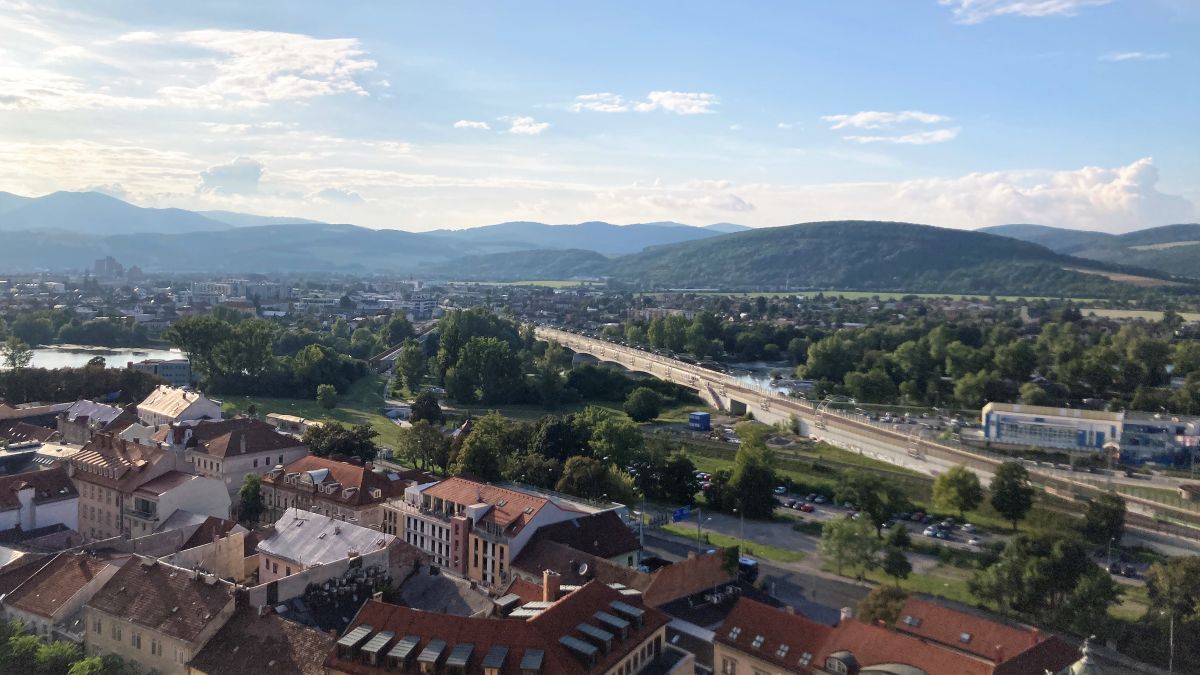 Die Stadt Trencin von der Burg aus.