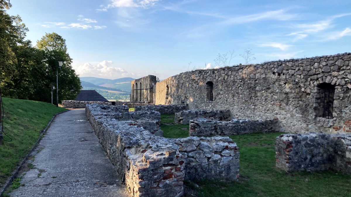 Mauerreste der Burg Trencin.