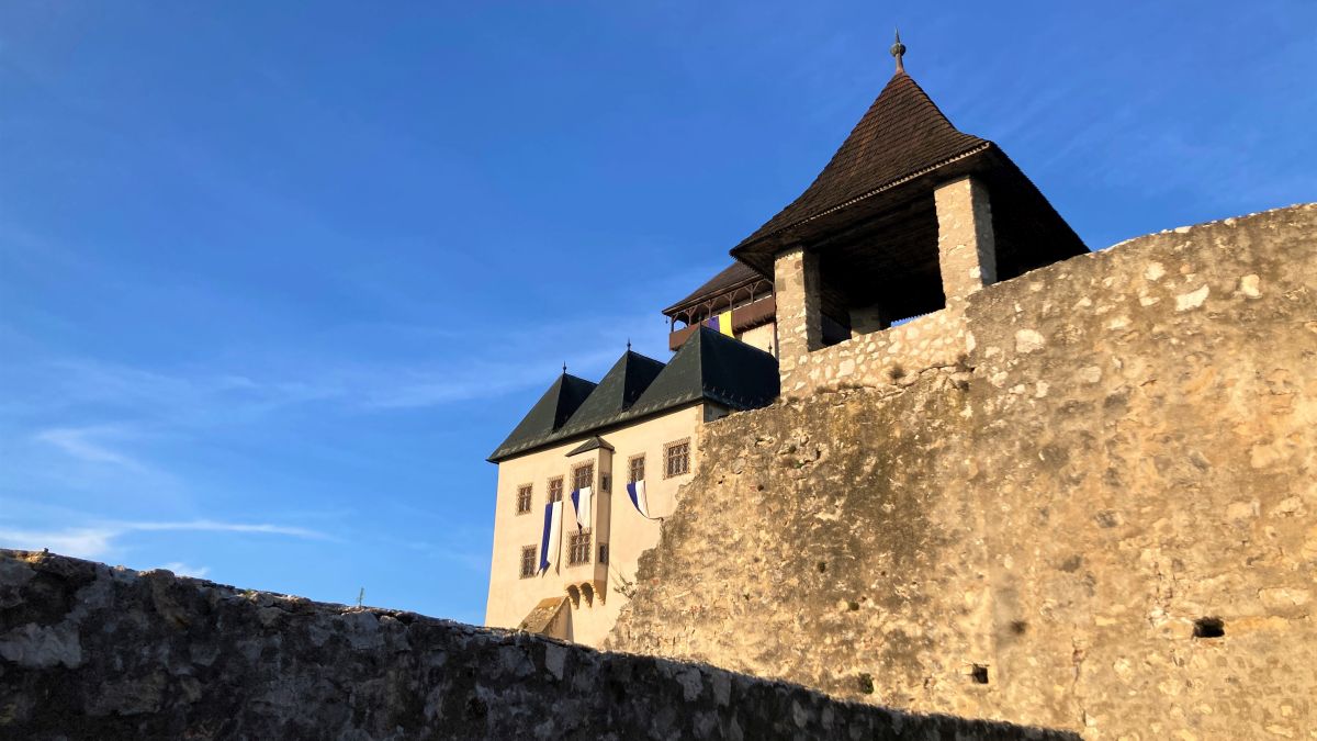 Die Burg Trencin im Sonnenlicht vor blauem Himmel.