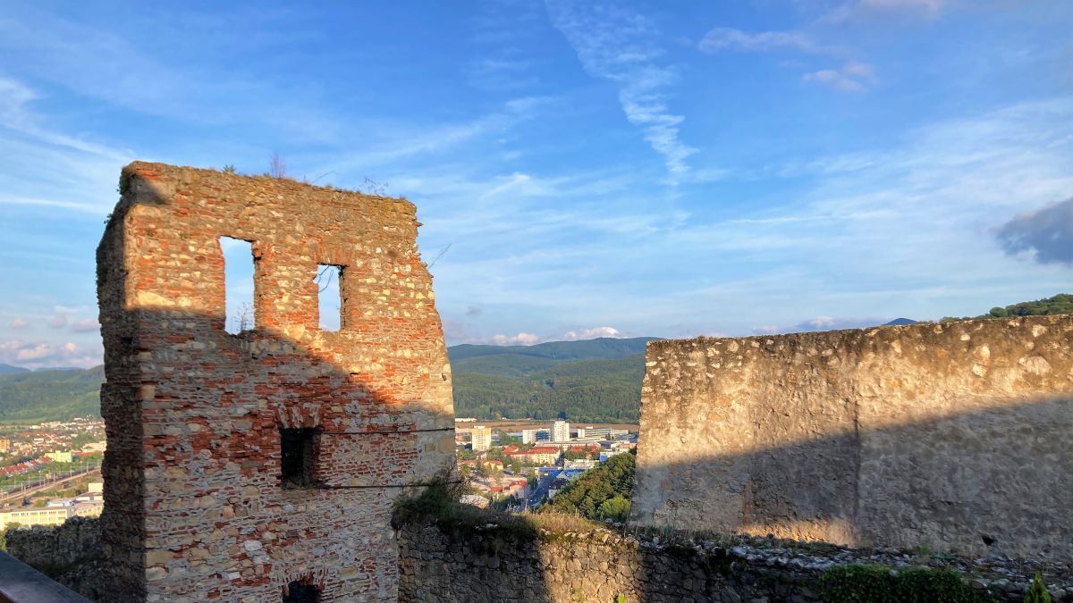 Mauerrest im Abendlicht.