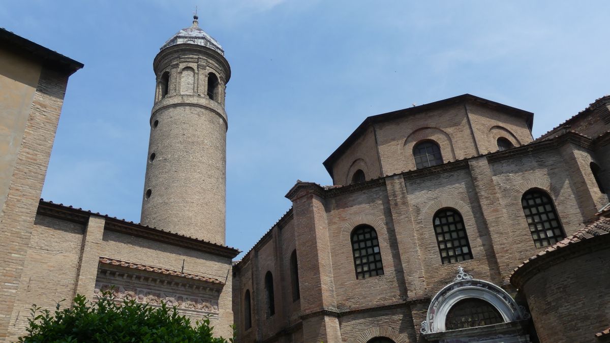 Achteckige Kirche und runder Kirchturm.