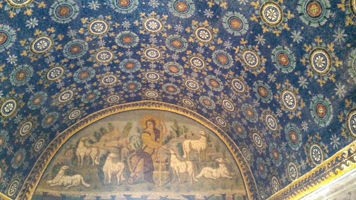 Mosaikszene zeigt Jesus mit Schafen.