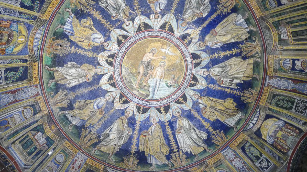 Mosaik in der Kuppel zeigt Taufe Jesu im Jordan.