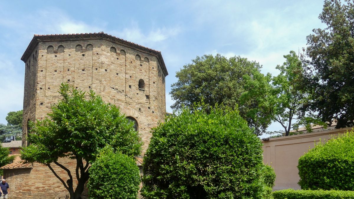 Achteckiger Ziegelbau des Baptisteriums.