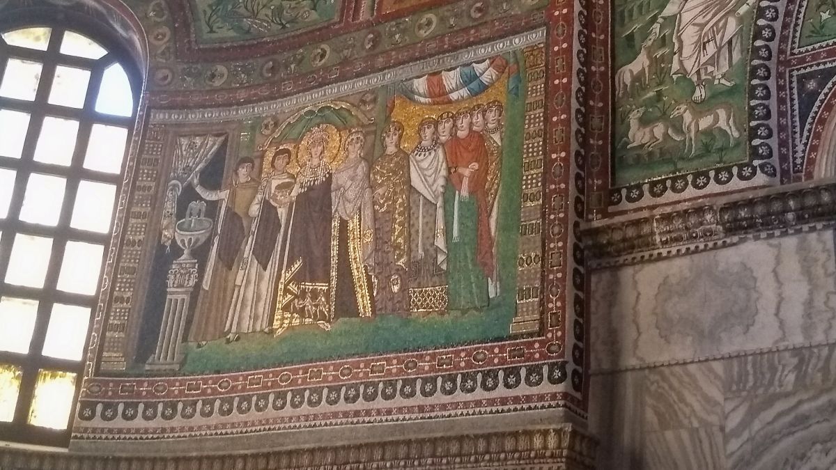 Mosaikszene mit Kaiserin Theodora und Gefolge.