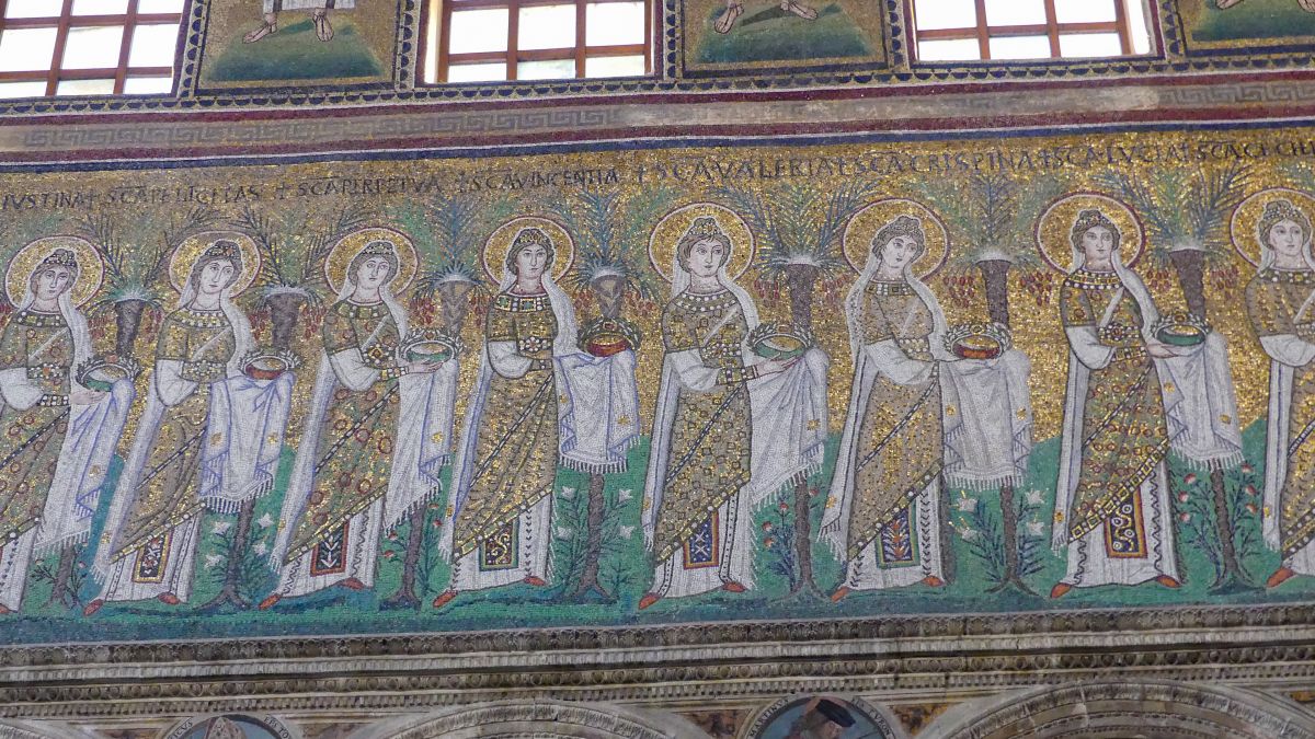 Sehenswürdigkeit in Ravenna. buntes Mosaik in einer Kirche.