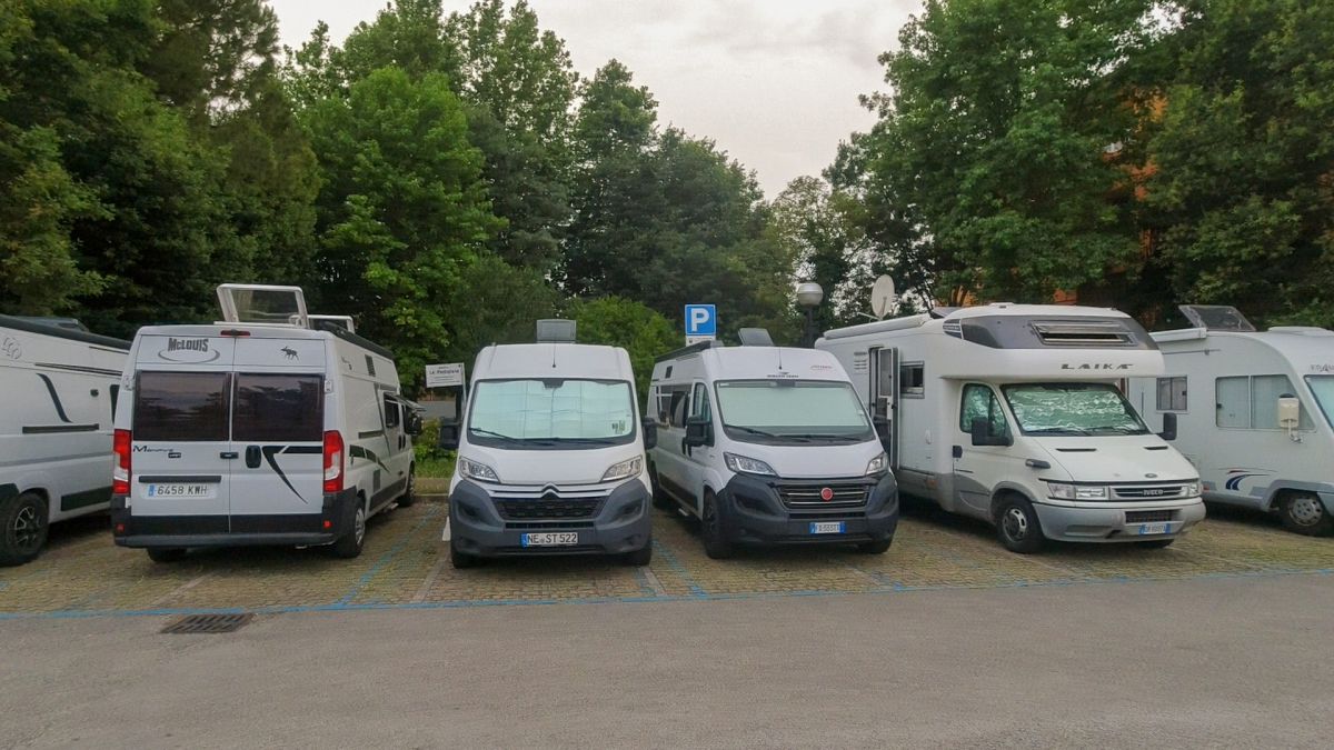 Wohnmobile parken auf dem Parkplatz in Ravenna.