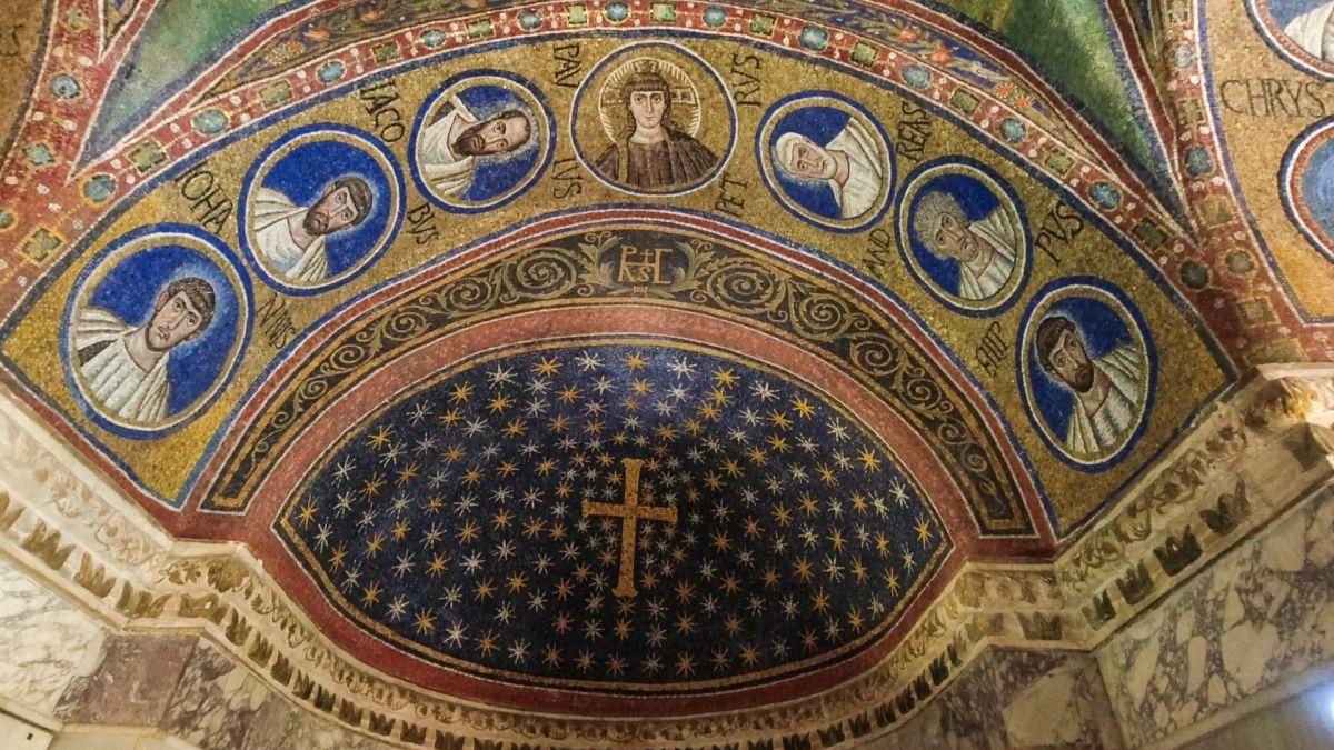 Apsisdecke mit Mosaik-Sternenhimmel und Heiligenbildern.