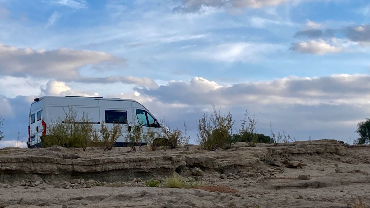 Wohnmobil steht in der Landschaft in Sardinien.