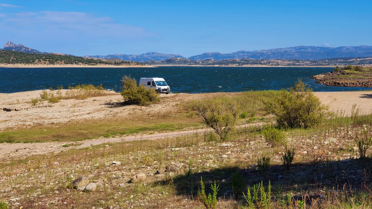 Der Van steht einsam am Lago Coghinas.