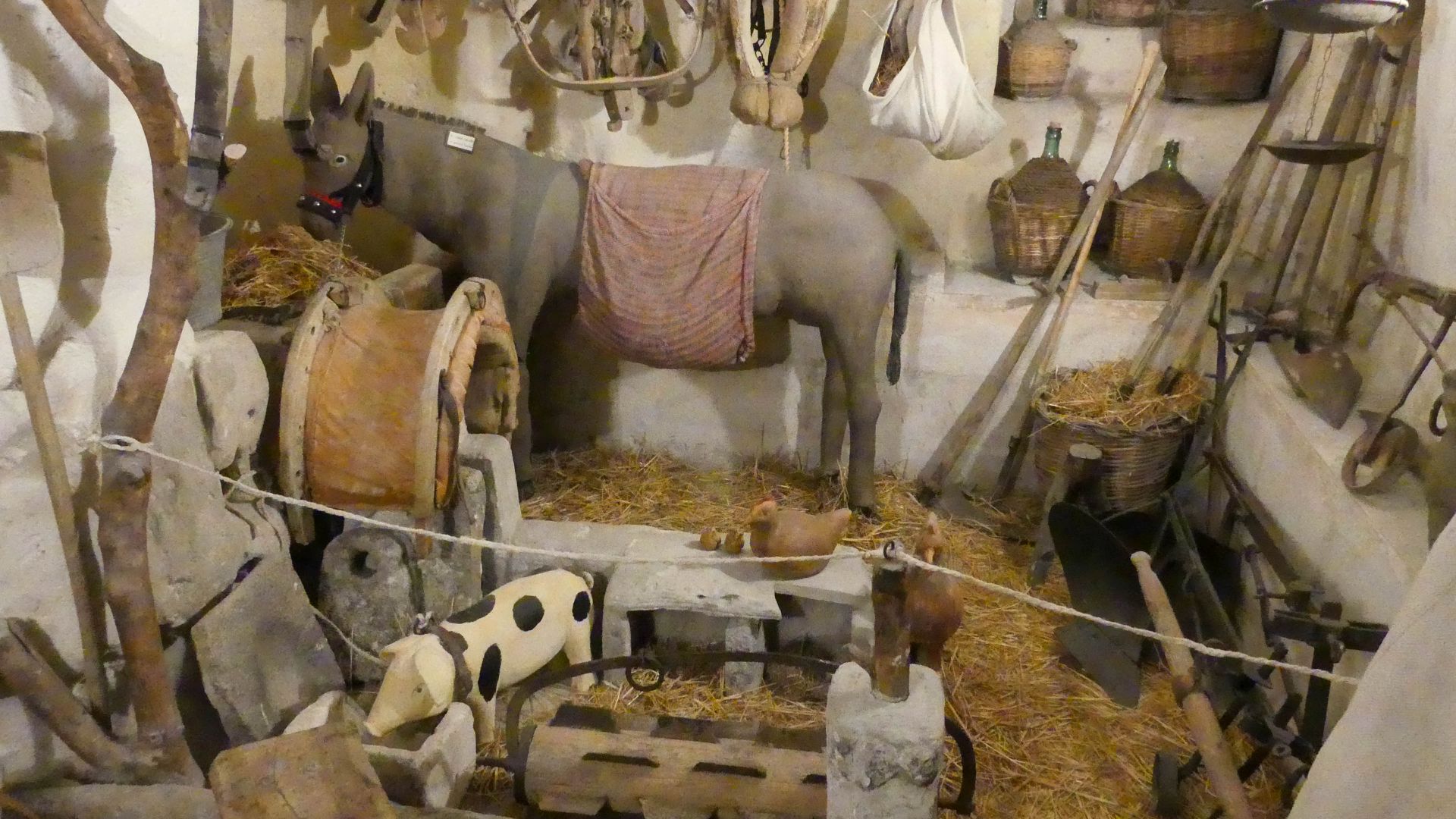 Stall in der Höhlenwohnung mit Figur eines Esels.