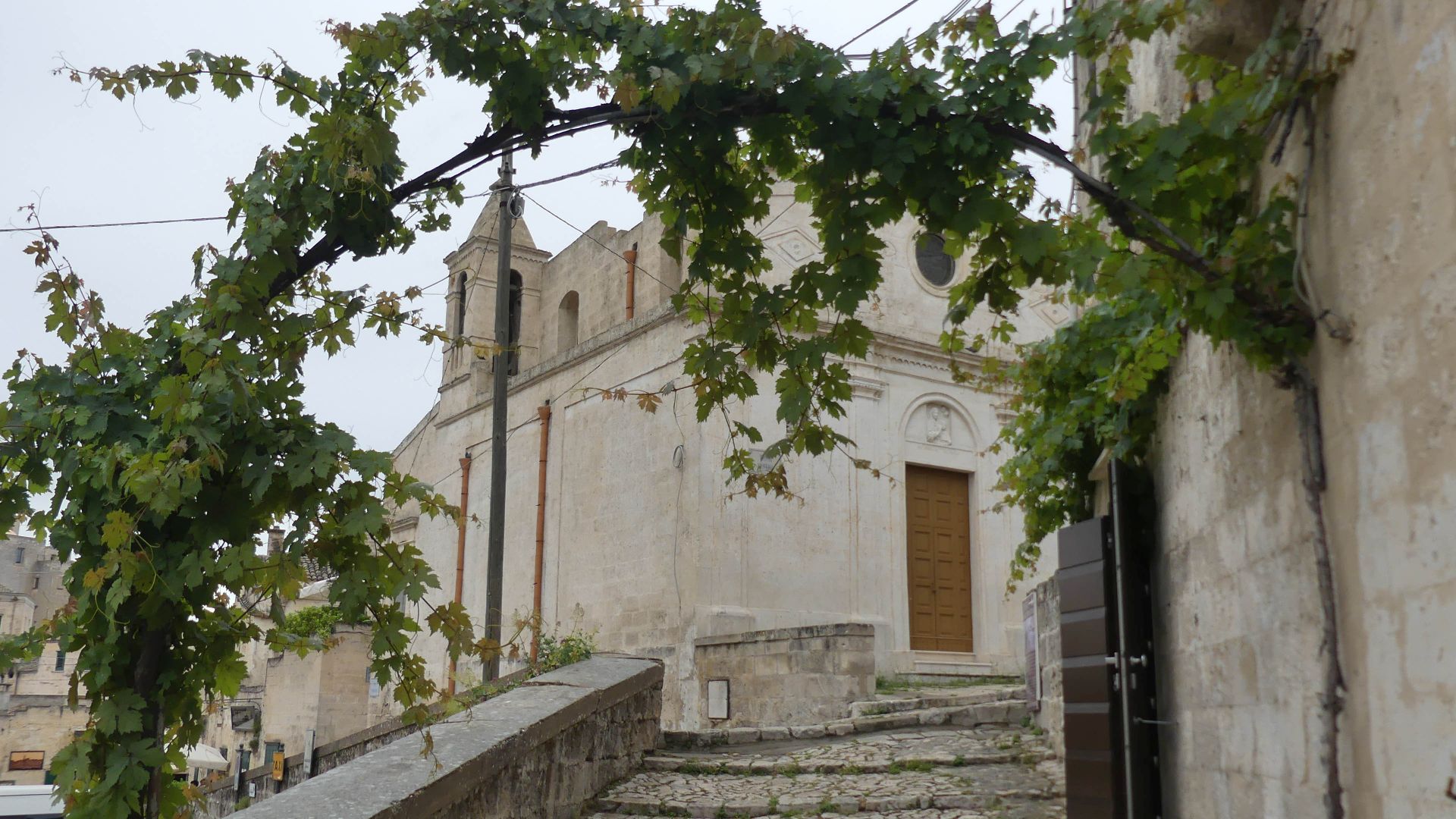 Treppenweg führt zur Kirche.