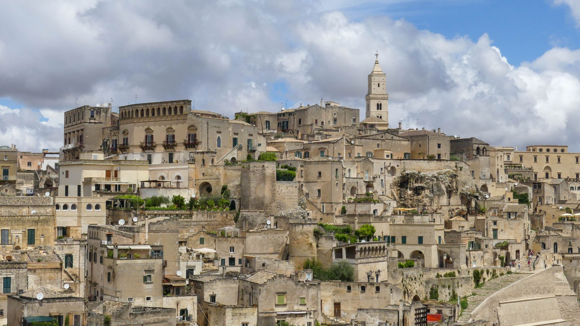 Die Sassi von Matera, in der Mitte ragt der Turm der Kathedrale hervor.