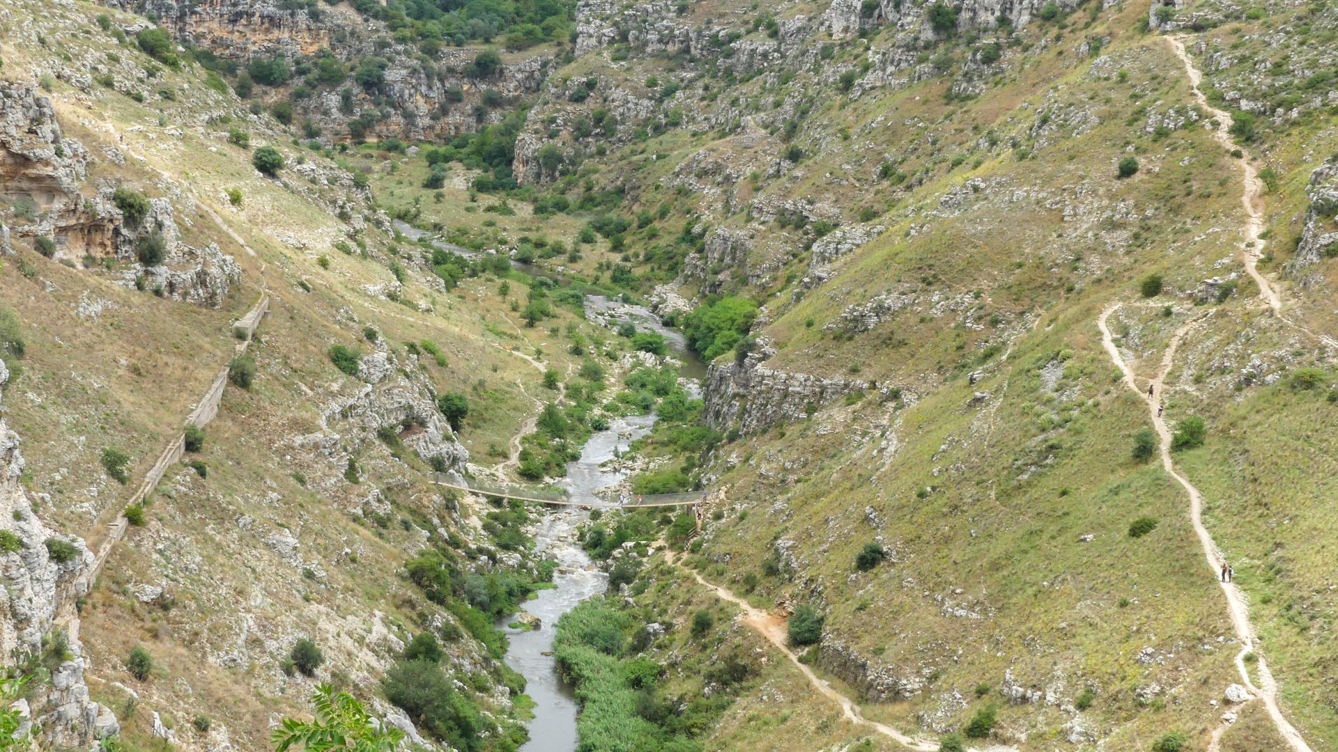 Felsenschlucht mit Flusslauf.