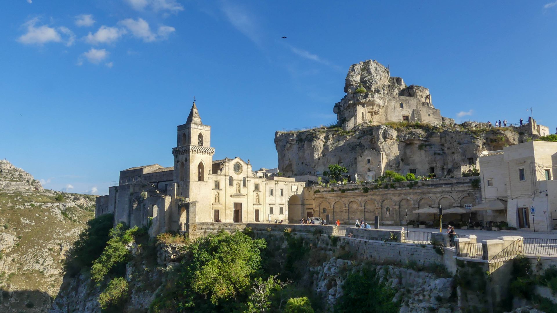 Eine weitere Kirche ist neben dem großen Felsen zu sehen.