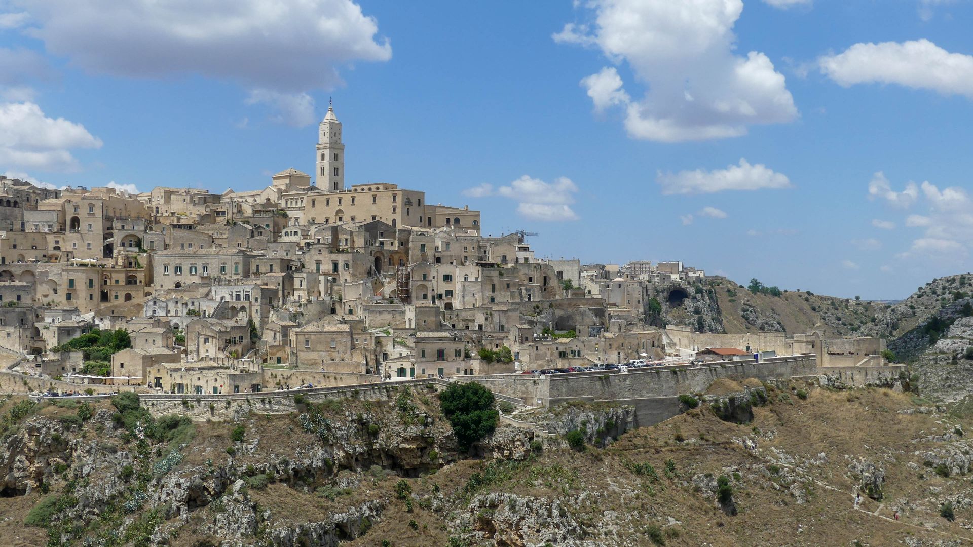 Blick auf Matera mit dem Dom auf der Höhe des Hügels.