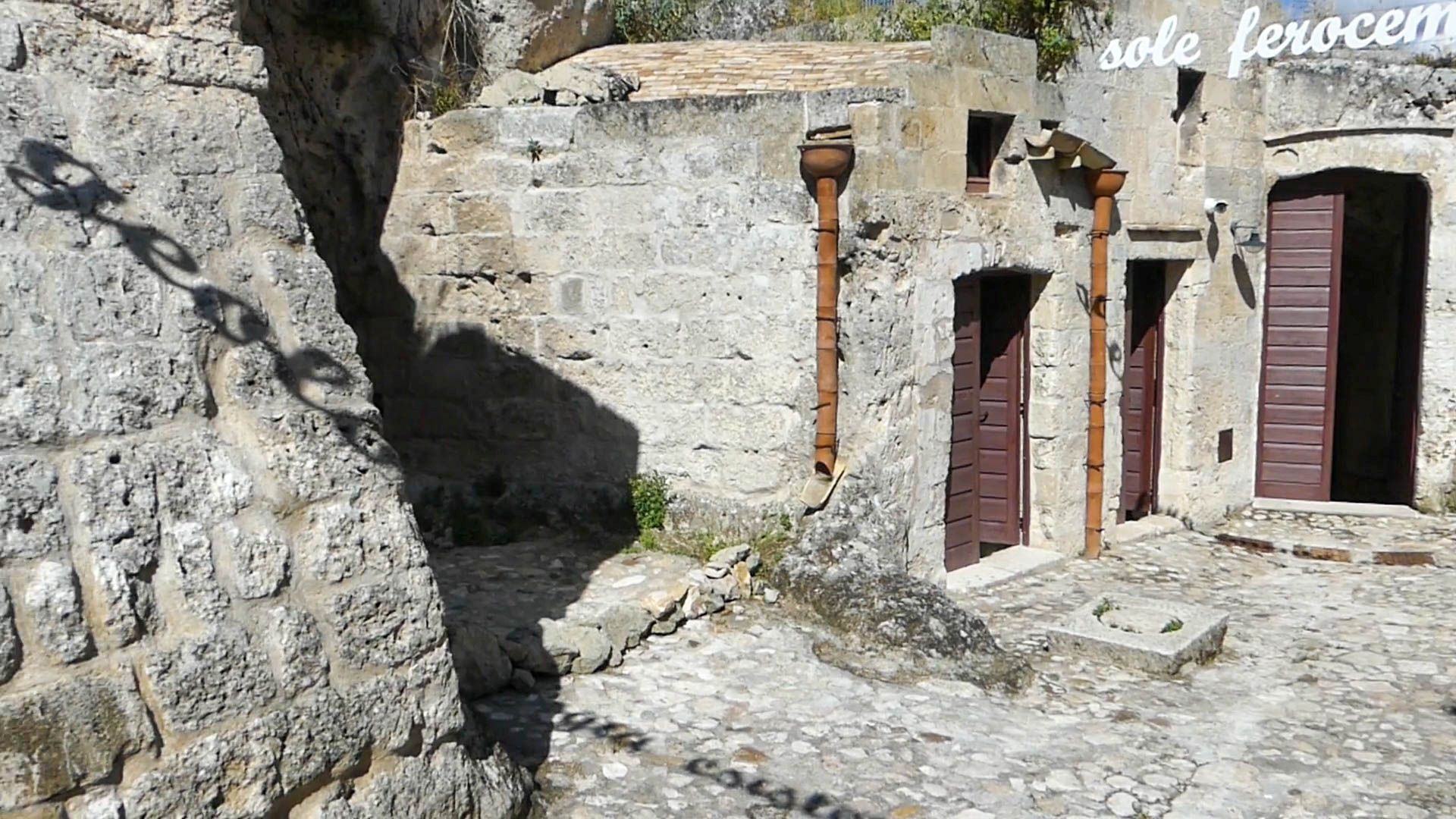 Innenhof mit mehreren Eingängen zu Höhlenwohnungen.